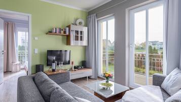 Een televisie en een open haard