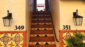 Eine Treppe mit den Hausnummern 349 und 351, die zu einem Obergeschoss führt.