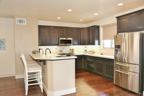 冷蔵庫、電子レンジ、食器洗い機、コーヒー / ティーメーカー