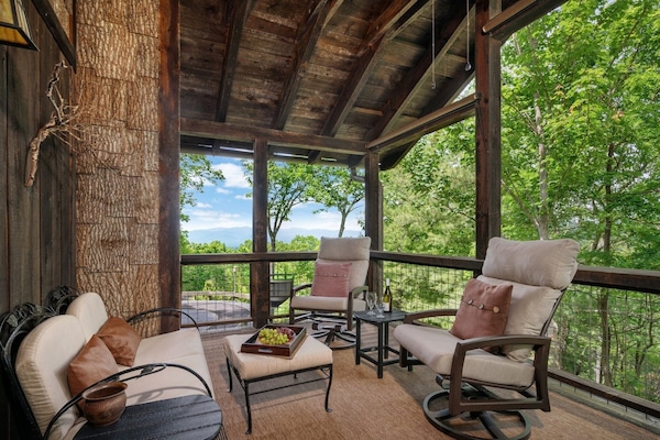 Covered back porch off living room with excellent mountain views/sunsets