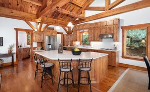 Fridge, microwave, oven, stovetop - Gorgeous Mountain Home 10 min to Downtown Asheville - Couples Retreat (Asheville)