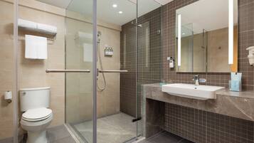 Komfortbadewanne, Regendusche, kostenlose Toilettenartikel, Haartrockner