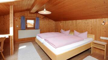 1 bedroom, desk, WiFi, bed sheets