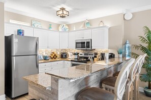 Een koelkast, een magnetron, een oven, een kookplaat