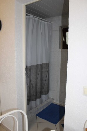 Shower, towels - Apartment Reinecke Brigitte Reinecke - studio apartment (Zemitz)