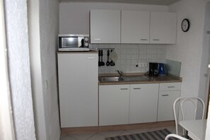 Een koelkast, een magnetron