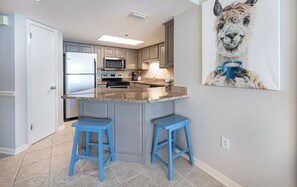 Een koelkast, een microgolfoven, een oven, een vaatwasser