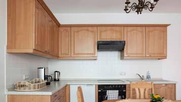 Kühlschrank, Ofen, Geschirrspüler, Wasserkocher mit Kaffee-/Teezubehör