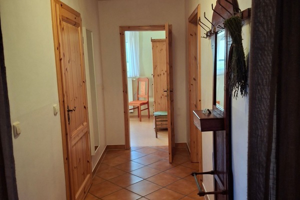 Flurbereich mit antiker Garderobe