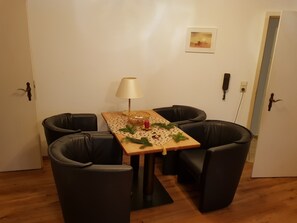 Dining - Very central apartment / 150m to gr. Plöner See / Fewo 5 / Boxspringb. 2x2,10m (Plön)