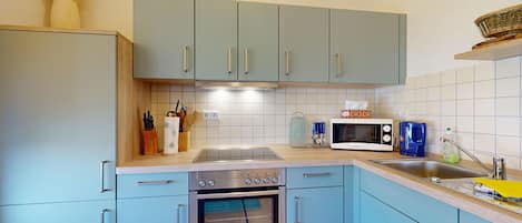 Kühlschrank, Mikrowelle, Ofen, Geschirrspüler