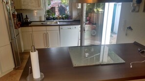 Kjøleskap, mikrobølgeovn, ovn og oppvaskmaskin