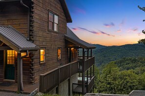 Exterior - Starlink, Hot Tub & Views + Pool Table | Pet-Friendly | Near Hatley Pointe (Mars Hill)