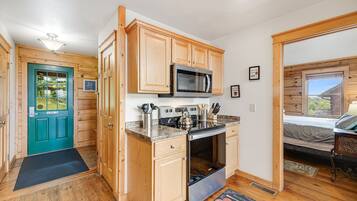 4 habitaciones, escritorio y tabla de planchar con plancha