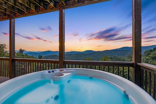Nauti hyvää elämää vuorella! Hot tub on upeat näkymät! Sisältää Biltmore Passin!