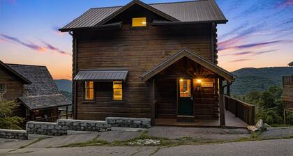 Lookout Lodge | Panoramic Views, Pool Table + Biltmore Pass near Hatley Pointe