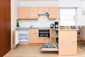 Køleskab, ovn, opvaskemaskine, kaffe-/temaskine