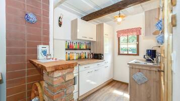 Kühlschrank, Herdplatte, Wasserkocher mit Kaffee-/Teezubehör