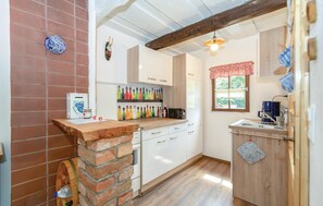 Jääkaappi, liesi, kahvin-/teenkeitin