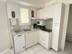 Fridge, microwave, oven, stovetop - Cozy House with Pool, 150m from the Sea, Private Garden, Sleeps 6, Parking, No Pets (Bretignolles-sur-Mer)