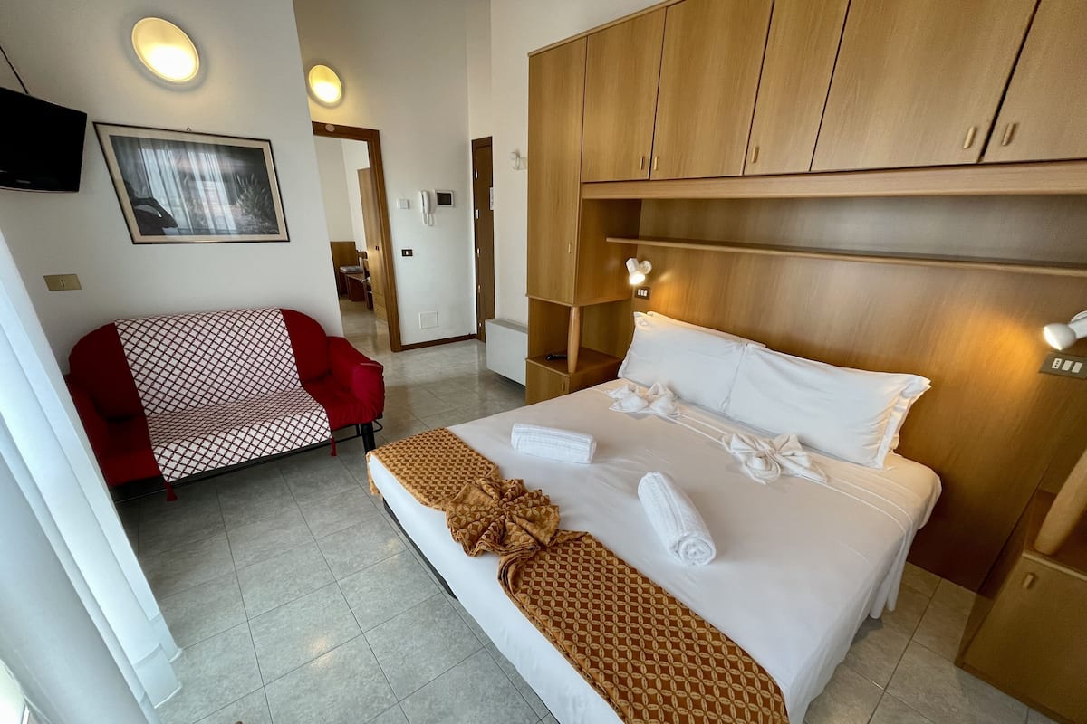 Family Suite, 2 Bedrooms | In-room safe, iron/ironing board, free WiFi, bed sheets