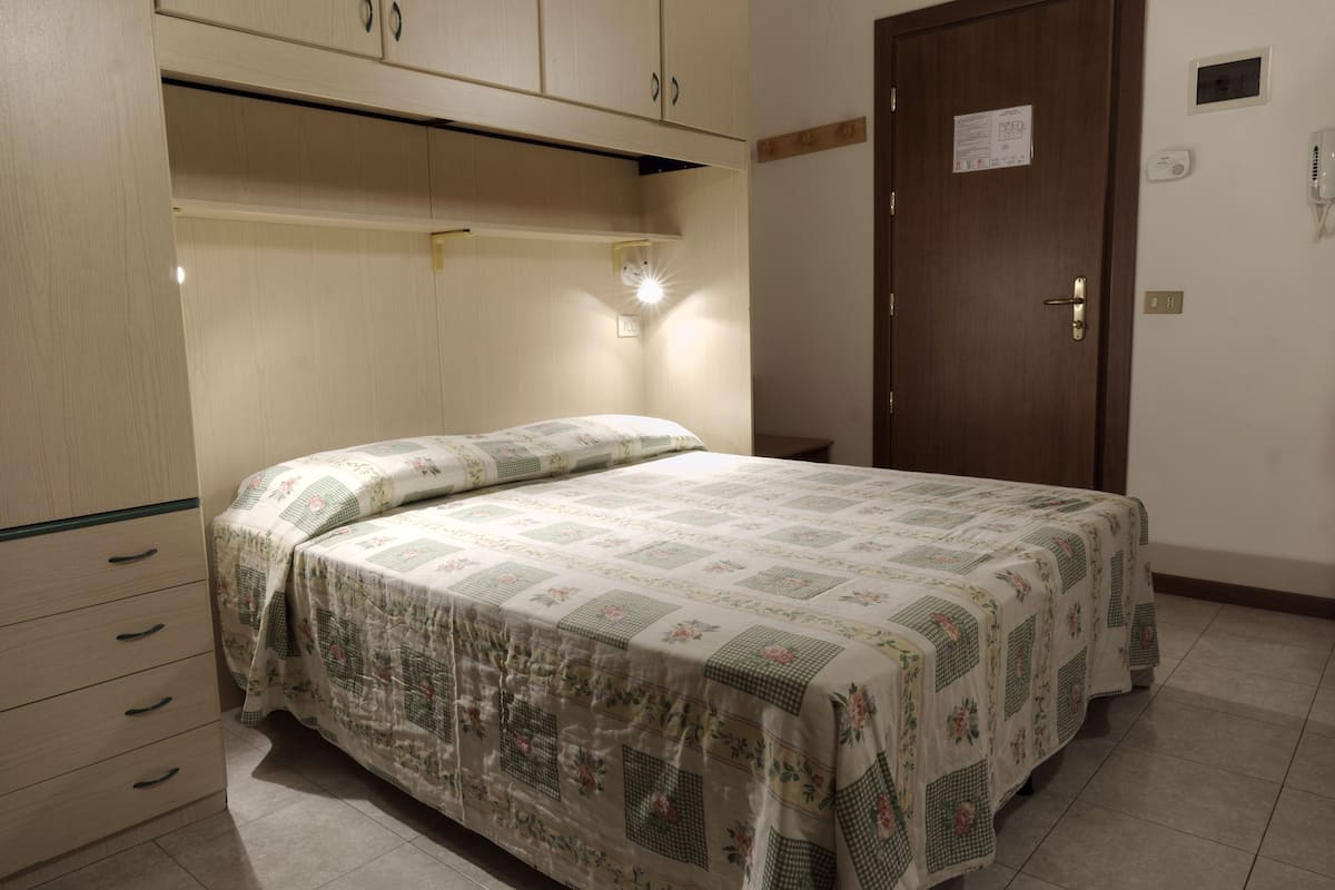In-room safe, iron/ironing board, free WiFi, bed sheets