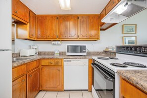 Kühlschrank, Mikrowelle, Ofen, Geschirrspüler