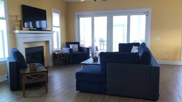 Smart-tv, een open haard, een dvd-speler en boeken