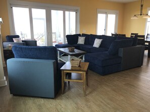 Smart TV, chimenea, reproductor de DVD, libros