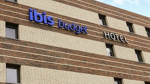 A building with a sign that reads "ibis budget hotel". - Ibis budget Stein Maastricht (Stein)