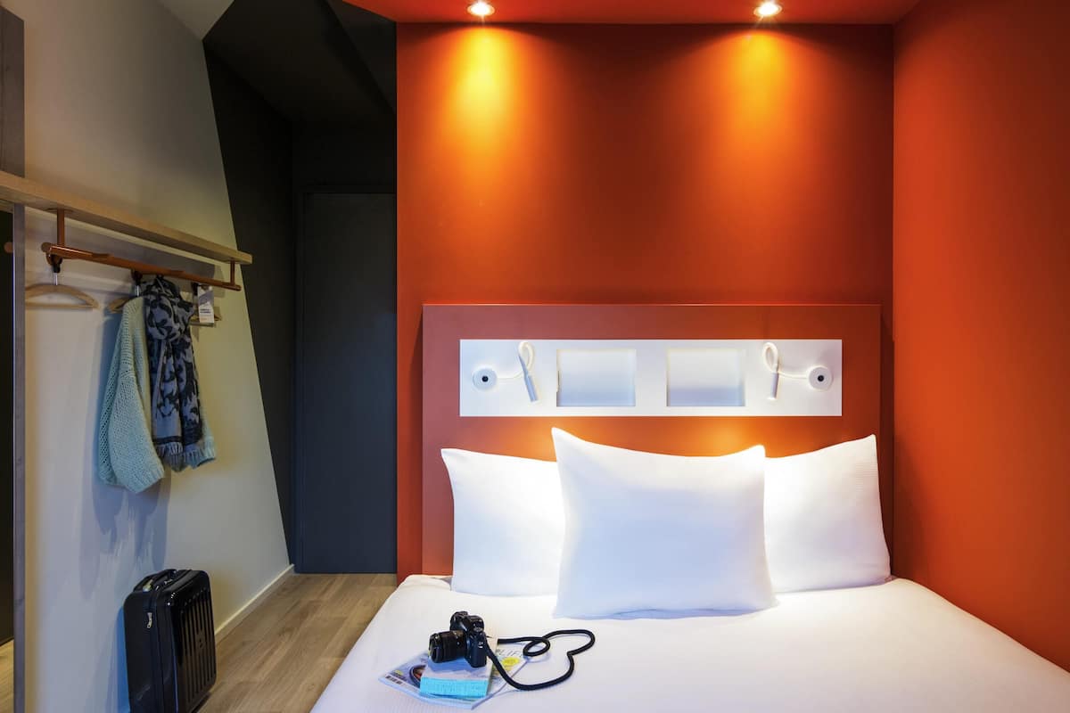 hypo-allergenic bedding, desk, laptop workspace, soundproofing