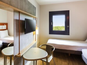 Zimmer, 2 Einzelbetten | Allergikerbettwaren, Schreibtisch, laptopgeeigneter Arbeitsplatz