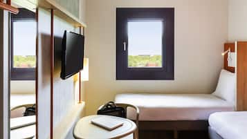 Kamer, 2 eenpersoonsbedden | Hypoallergeen beddengoed, een bureau, een laptopwerkplek