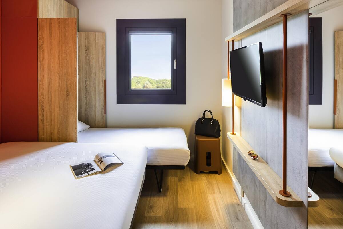 Double Room, Multiple Beds | Hypo-allergenic bedding, desk, laptop workspace, soundproofing