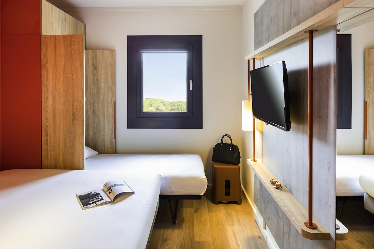 double room, multiple beds | hypo-allergenic bedding, desk, laptop workspace, soundproofing