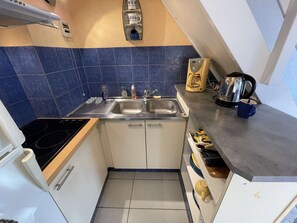 Fridge, microwave, stovetop, coffee/tea maker