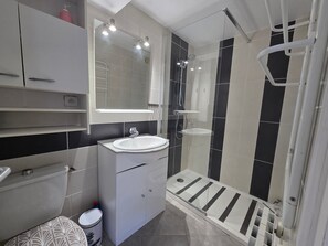 Bathroom - Duplex with Private Terrace Near Beach - Saint Brevin L'Ocean (Saint-Brevin-les-Pins)