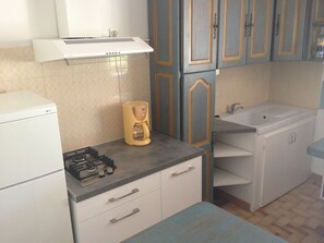 Réfrigérateur, micro-ondes, plaque de cuisson, cafetiÚre/bouilloire