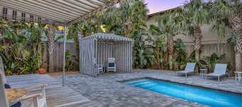 Casa de playa luminosa de la década de 1940 con piscina privada y bañera de hidromasaje.