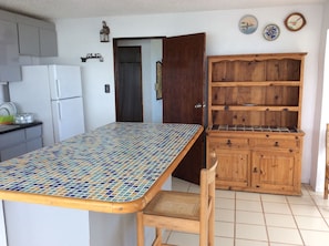 Kühlschrank, Mikrowelle, Herdplatte, Wasserkocher mit Kaffee-/Teezubehör