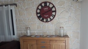 Eine Steinsäule mit einem Holzkabinett und einer Uhr.