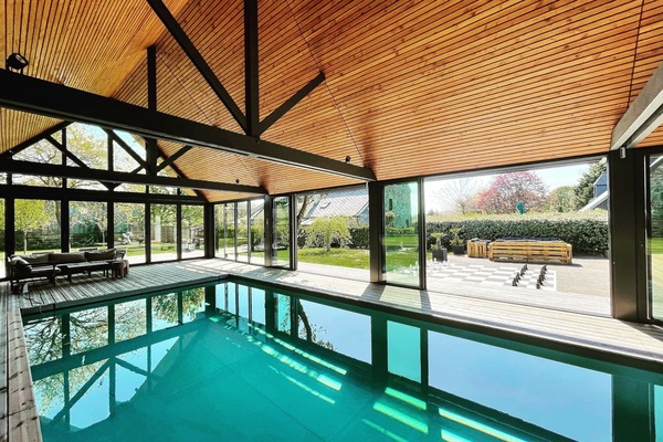 Innendørsbasseng og et oppvarmet basseng