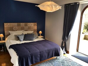 1 dormitori, planxa i posts de planxar, un bressol de viatge i wifi