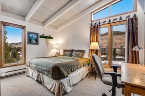 3 عدّة غرف نوم وخدمة الإنترنت وملاءات أسرّة