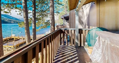 Second-floor lakefront condo with scenic views & easy access to town & slopes