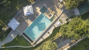 Kolam renang terbuka, payung kolam, kerusi lepak pantai