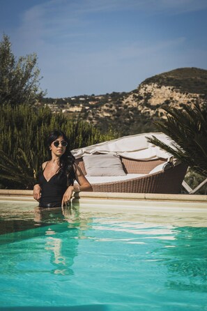 Outdoor pool, pool umbrellas, sun loungers - Tenuta Olive Alive (Noto)