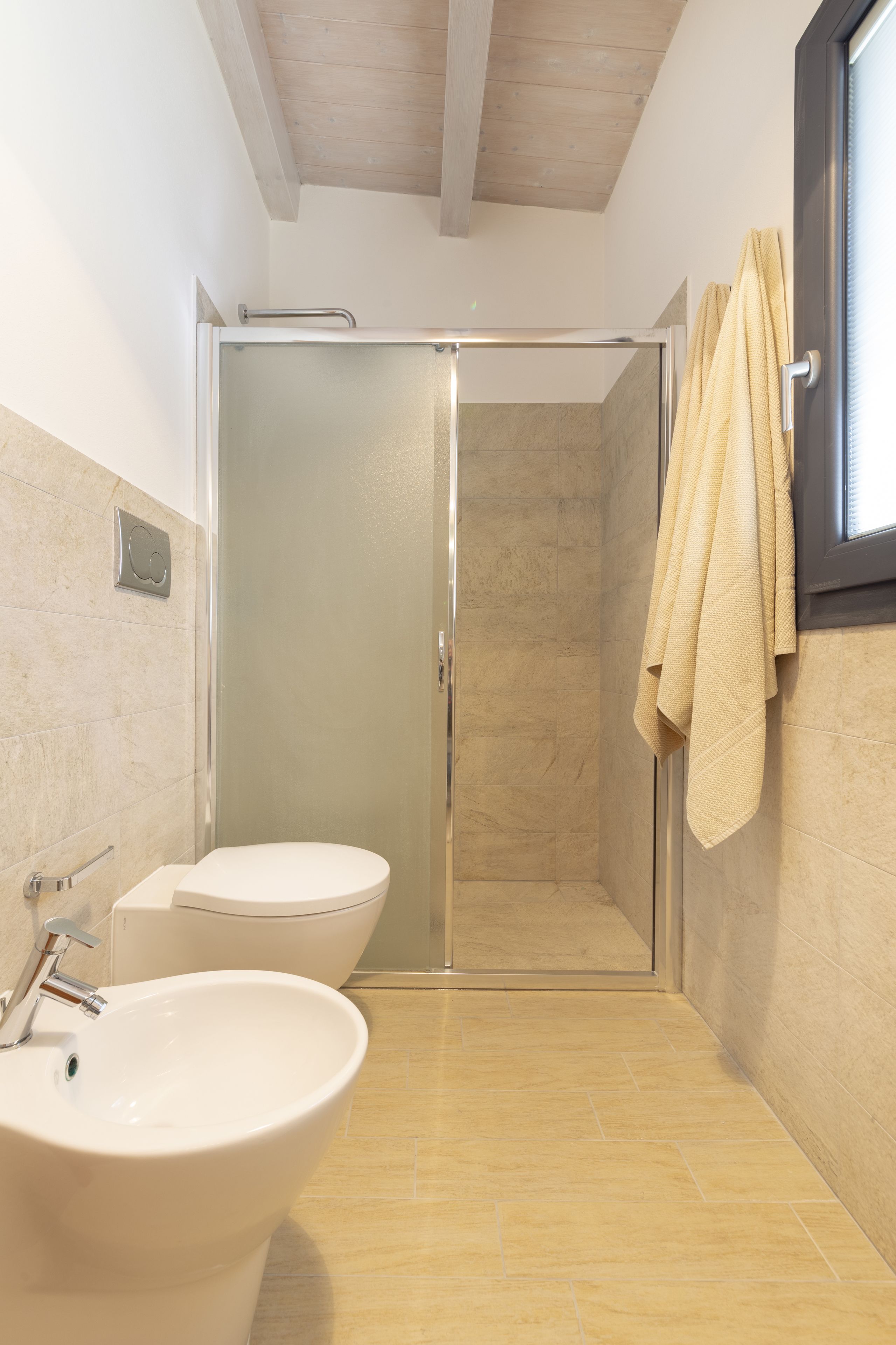 Une salle de bain équipée d’une baignoire, de toilettes et d’une douche.