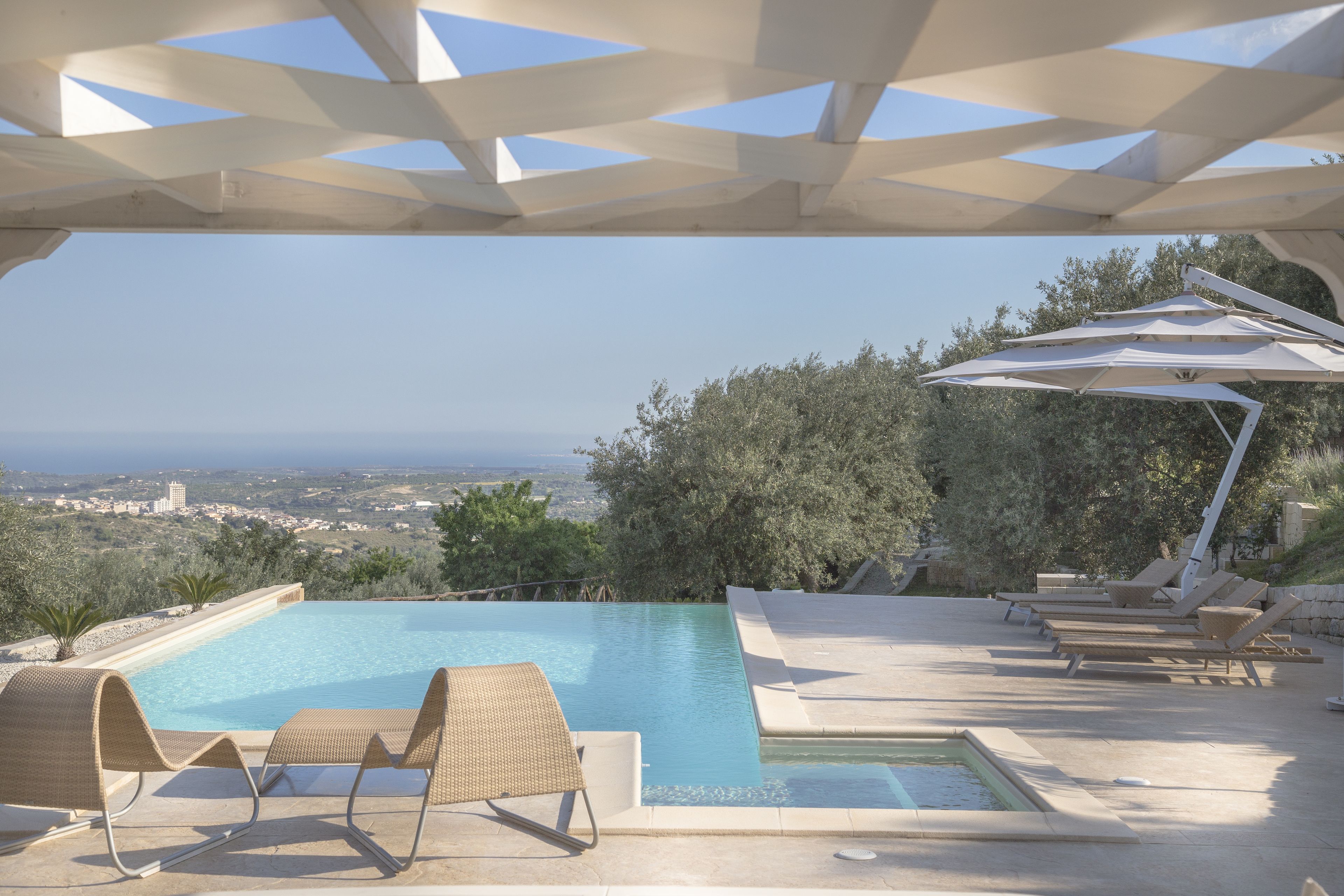 Außenpool, Sonnenschirme, Liegestühle