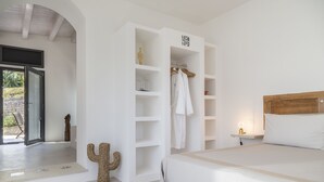 Une chambre à coucher avec un lit, une armoire et une décoration à thème de cactus.